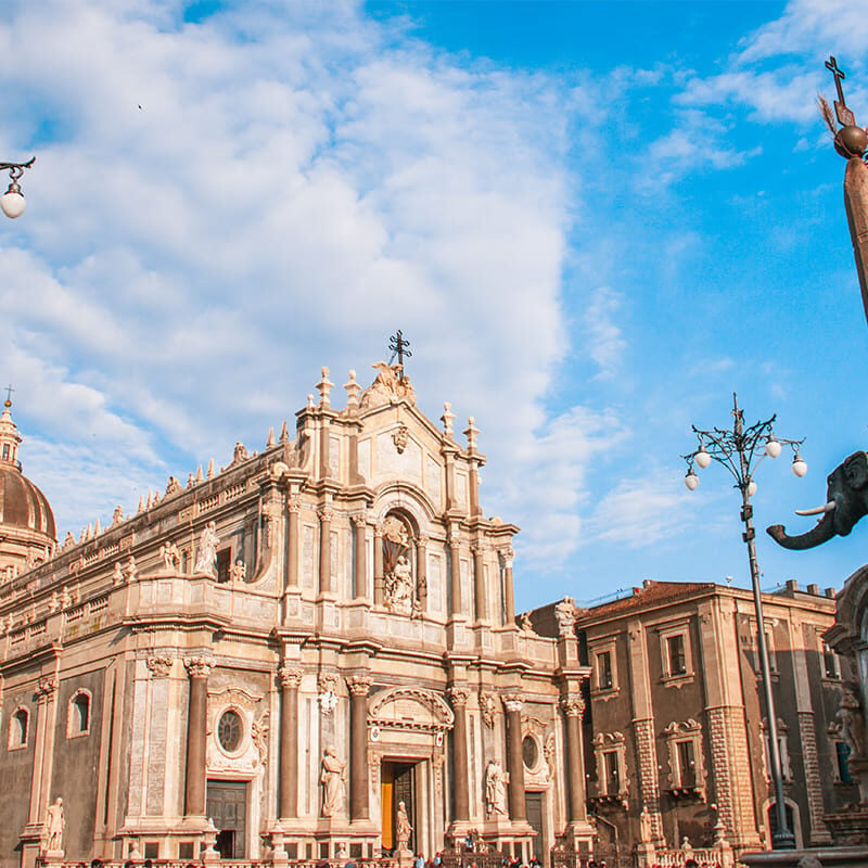 Vista della statua dell'elefante e della Cattedrale di Catania in piazza Duomo