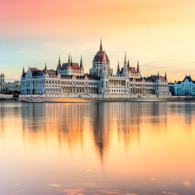 Vista panoramica del parlamento ungherese al tramonto
