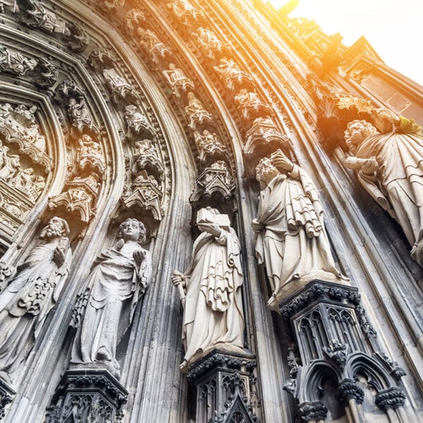 Le statue della facciata della cattedrale di Colonia illuminati dal sole