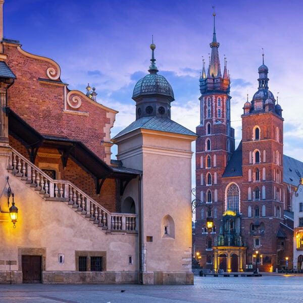 Vista di Cloth Hall Sukiennice e della chiesa dell'Assunzione a Cracovia