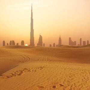 Skyline della città di Dubai all'alba visto dal deserto