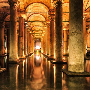 Interno della Basilica Cistern - Yerebatan Sarnici a Istanbul