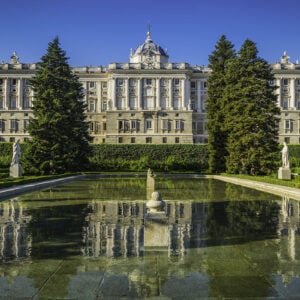 Vista del Palazzo Reale di Madrid riflesso sull'acqua