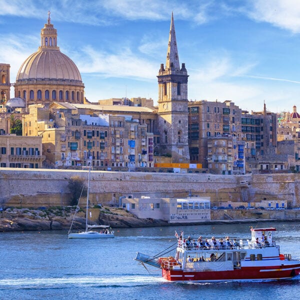 Vista del porto di Marsamxett e cattedrale di San Paolo a La Valletta