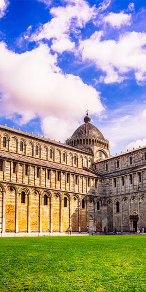 Vista di piazza dei miracoli a Pisa