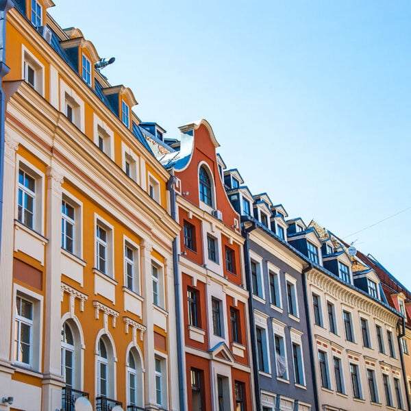 Le tipiche colorate facciate delle case di Riga