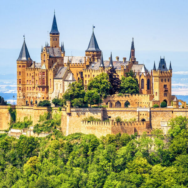 Vista del Castello di Hohenzollern in Germania circondato dai boschi